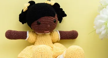 Boneca Mirna em amigurumi