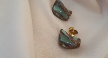 Colar e brinc de cerâmica com metais banhados a ouro ou prat