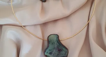 Colar e brinc de cerâmica com metais banhados a ouro ou prat