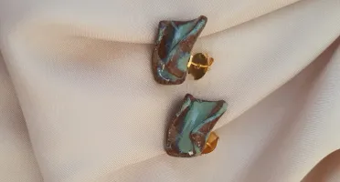 Colar e brinc de cerâmica com metais banhados a ouro ou prat