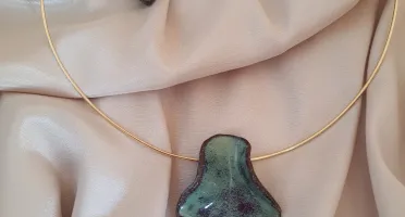 Colar e brinc de cerâmica com metais banhados a ouro ou prat