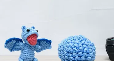 Ovo com filhote de Dragão azul em amigurumi