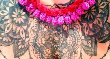 Colar com Pompons Neon em Crochê