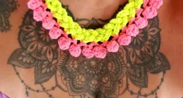 Colar com Pompons Neon em Crochê