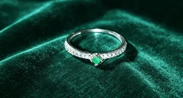 Anel feminino com ponto de esmeralda natural