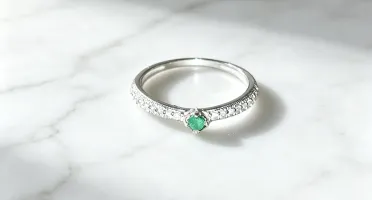 Anel feminino com ponto de esmeralda natural