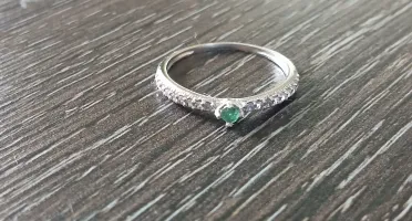 Anel feminino com ponto de esmeralda natural