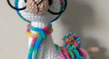 Amigurumi Lhama em Crochê com cachecol em Icord e pompom