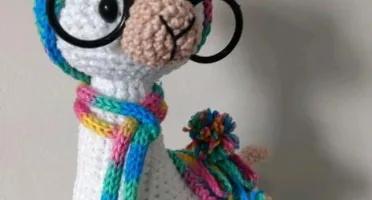 Amigurumi Lhama em Crochê com cachecol em Icord e pompom