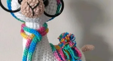 Amigurumi Lhama em Crochê com cachecol em Icord e pompom