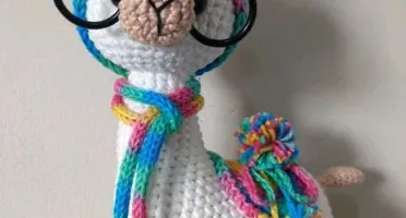 Amigurumi Lhama em Crochê com cachecol em Icord e pompom