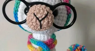 Amigurumi Lhama em Crochê com cachecol em Icord e pompom