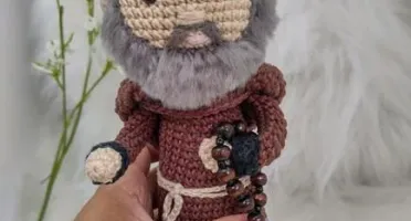 Padre Pio em crochê Amigurumi
