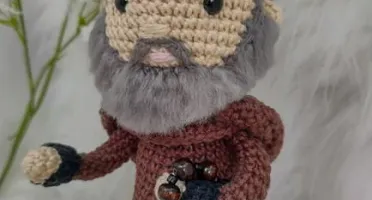 Padre Pio em crochê Amigurumi