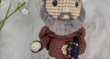 Padre Pio em crochê Amigurumi