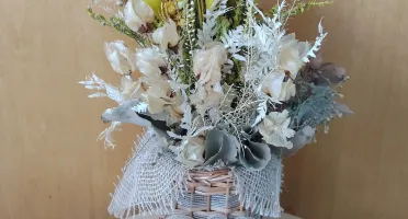 Arranjo de Flores Desidratadas na Bota de Vime