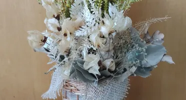 Arranjo de Flores Desidratadas na Bota de Vime
