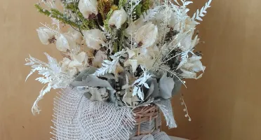 Arranjo de Flores Desidratadas na Bota de Vime
