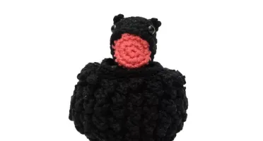 Ovo com filhote de Dragão preto em amigurumi