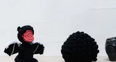 Ovo com filhote de Dragão preto em amigurumi