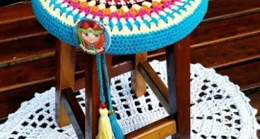 Capa para Banqueta Mandala Multicolorida em Crochê