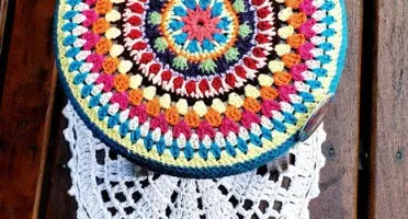 Capa para Banqueta Mandala Multicolorida em Crochê