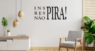 Frase Inspira Respira Não Pira em MDF Preto 60 x 25 cm