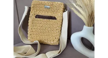Bolsa de crochê transversal com alça regulável