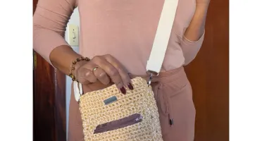 Bolsa de crochê transversal com alça regulável