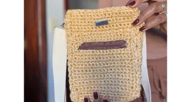 Bolsa de crochê transversal com alça regulável