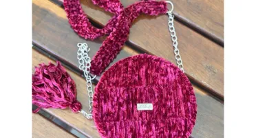 Bolsa de crochê bordada na tela com fio de veludo molhado
