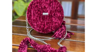 Bolsa de crochê bordada na tela com fio de veludo molhado