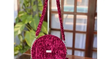 Bolsa de crochê bordada na tela com fio de veludo molhado