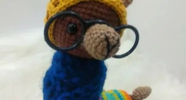 Amigurumi Lhama em Crochê com cachecol em tricô