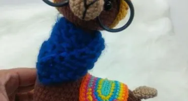 Amigurumi Lhama em Crochê com cachecol em tricô