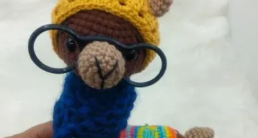 Amigurumi Lhama em Crochê com cachecol em tricô