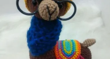 Amigurumi Lhama em Crochê com cachecol em tricô