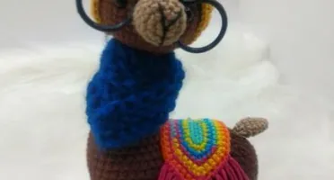 Amigurumi Lhama em Crochê com cachecol em tricô