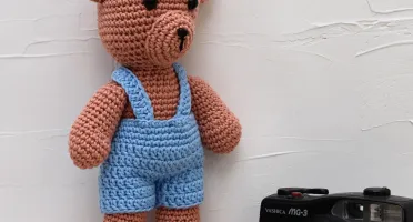Urso de Jardineira em Amigurumi