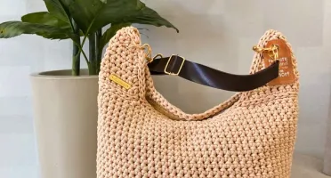 Bolsa Hobo Bag Éden em Crochê com Alça de Couro