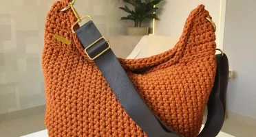 Bolsa Hobo Bag Éden em Crochê com Alça de Couro