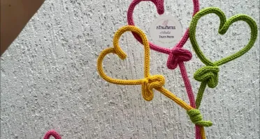 Porta Maternidade Nome com Três Corações de Tricotin