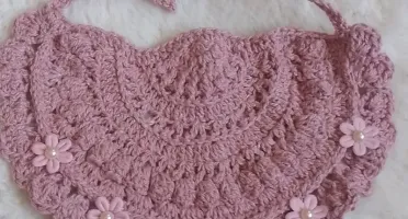 Babador de Crochê com Pérolas e Flores