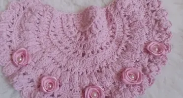 Babador de Crochê com Pérolas e Flores