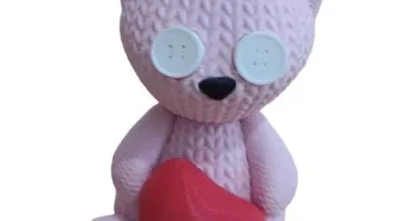 Gatinho Decorativo 3D com Coração e Textura de Crochê