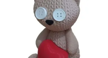 Gatinho Decorativo 3D com Coração e Textura de Crochê