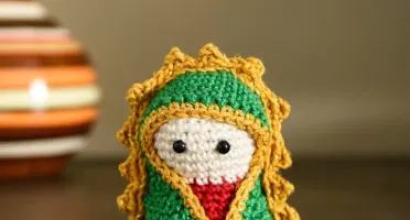 Mini Nossa Senhora de Guadalupe em amigurumi
