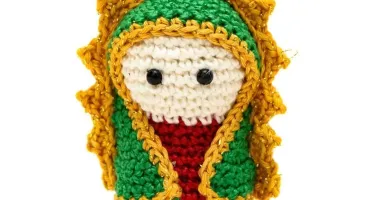 Mini Nossa Senhora de Guadalupe em amigurumi