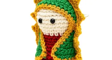 Mini Nossa Senhora de Guadalupe em amigurumi