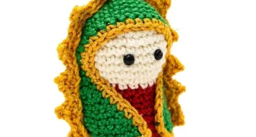 Mini Nossa Senhora de Guadalupe em amigurumi